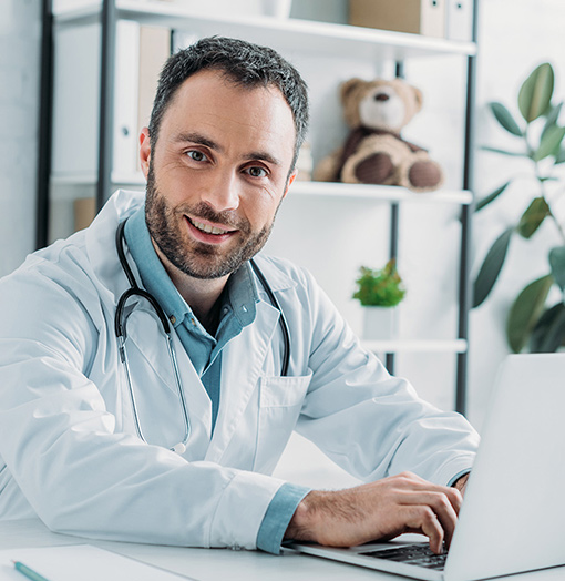 Uśmiechnięty lekarz w gabinecie