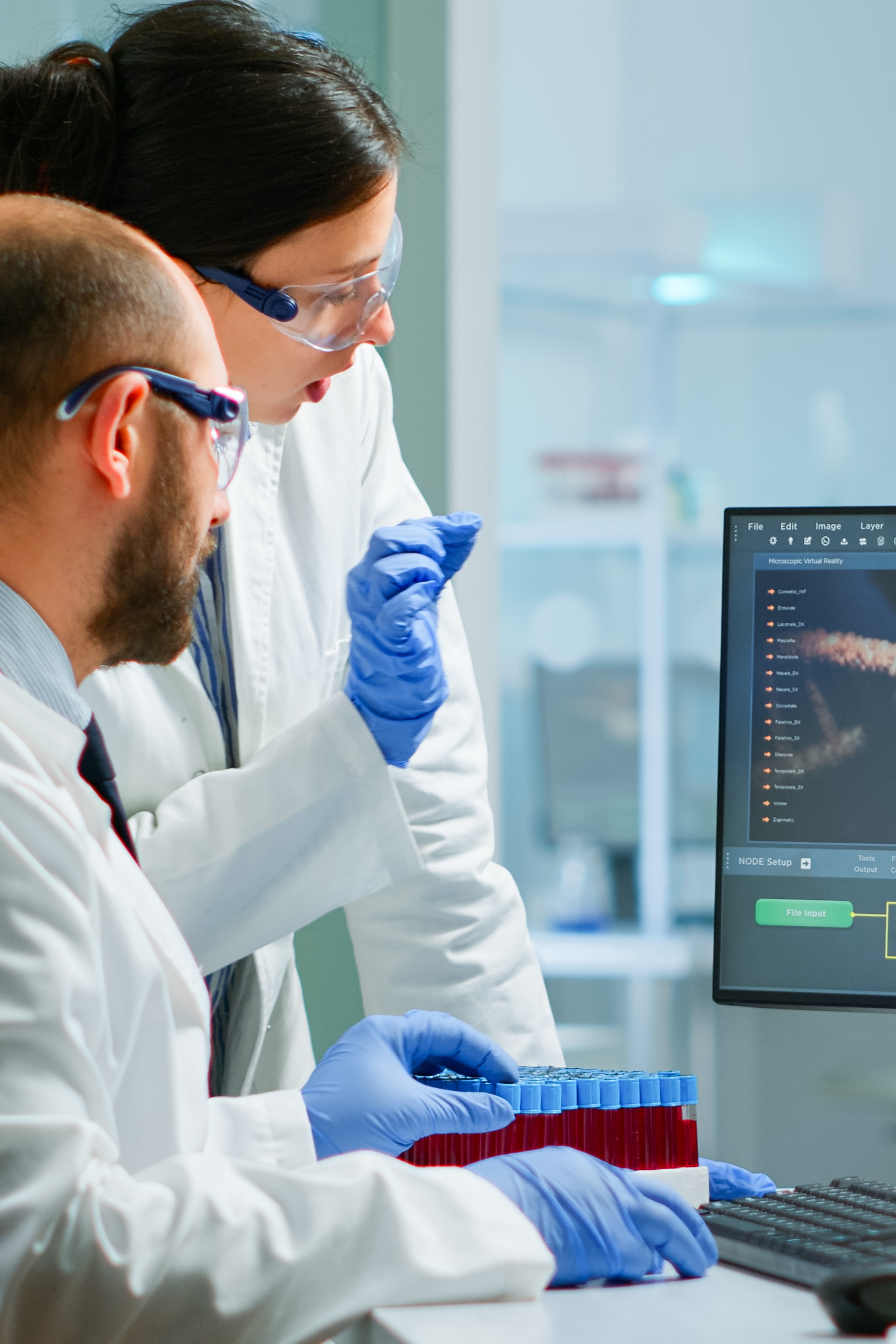 pracownicy medyczni badający próbki krwi w labolatorium