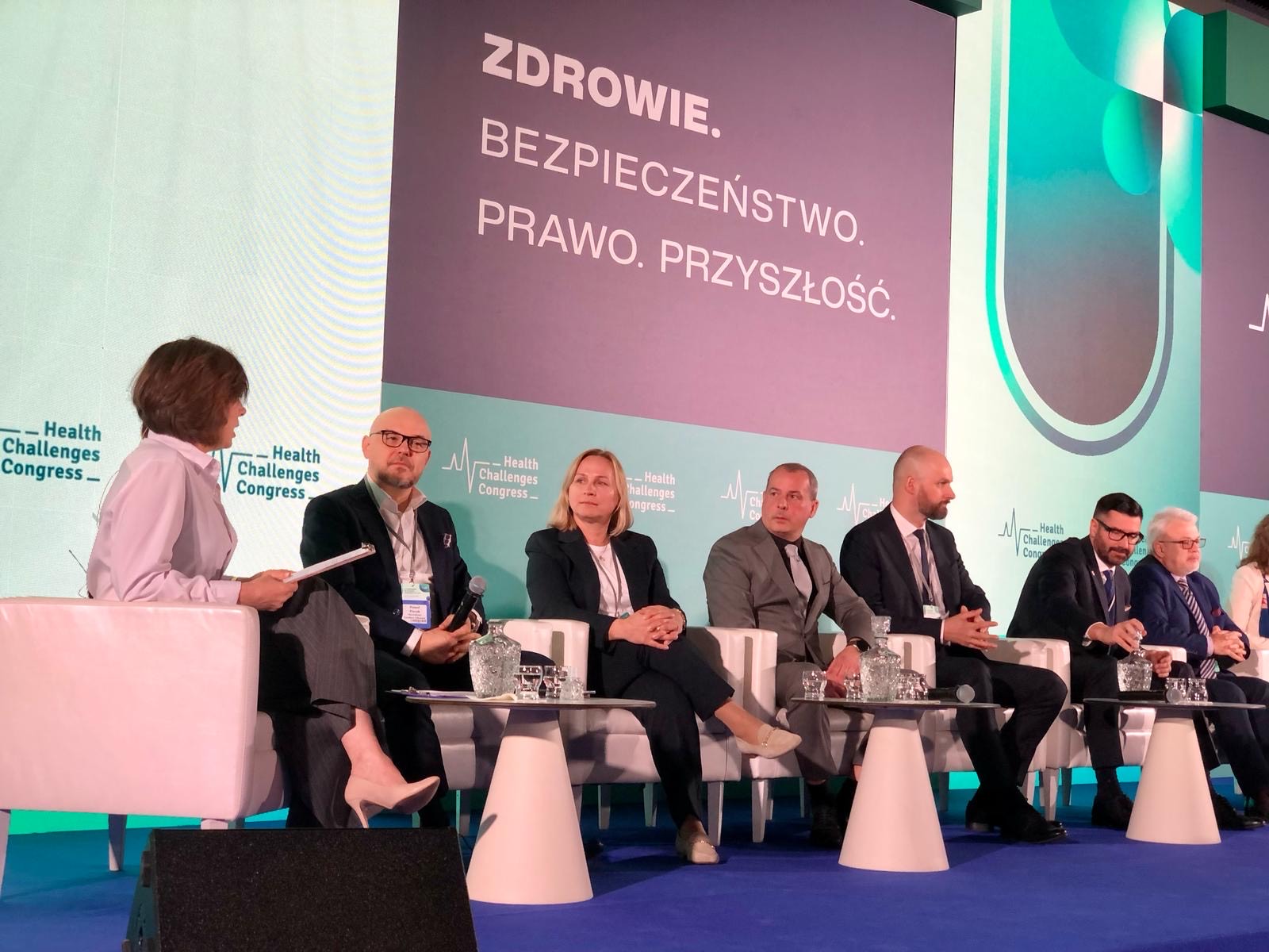 paneliści na scenie podczas kongresu