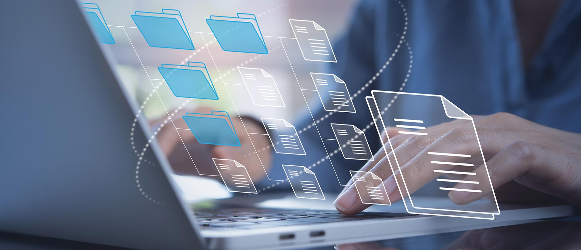 widok dłoni na klawiaturze i ikon dokumentów