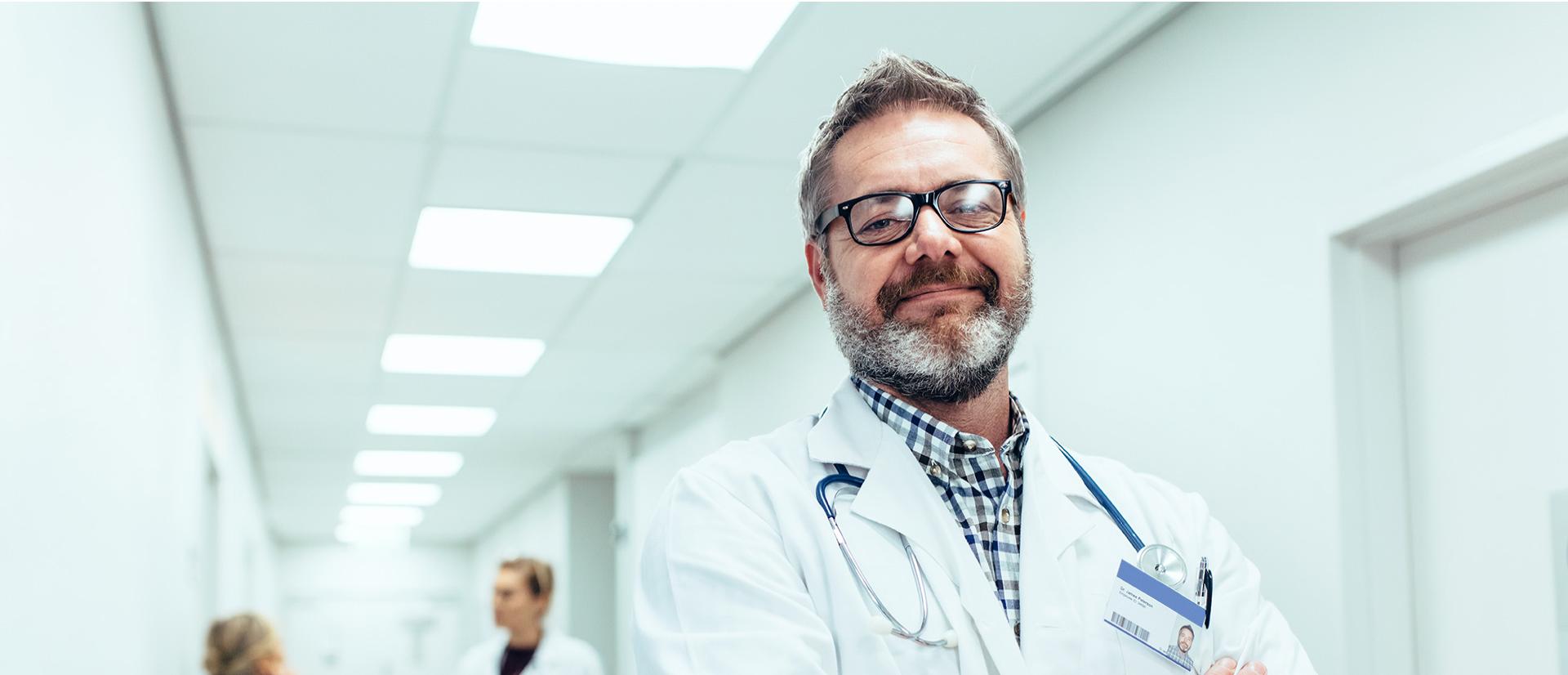 Lekarz na korytarzu szpitala