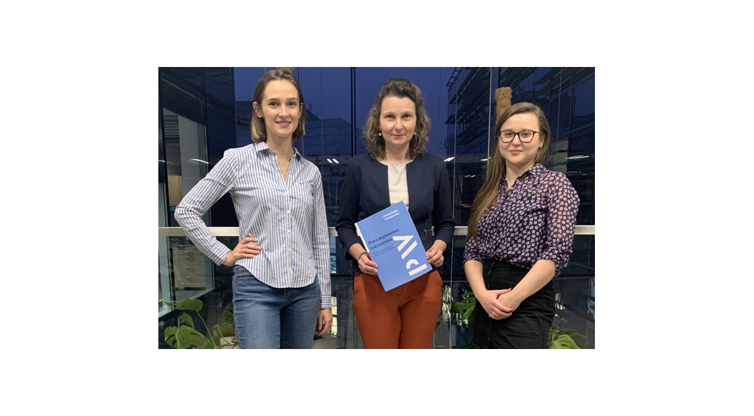 Trzy kobiety trzymające wyróżnienie