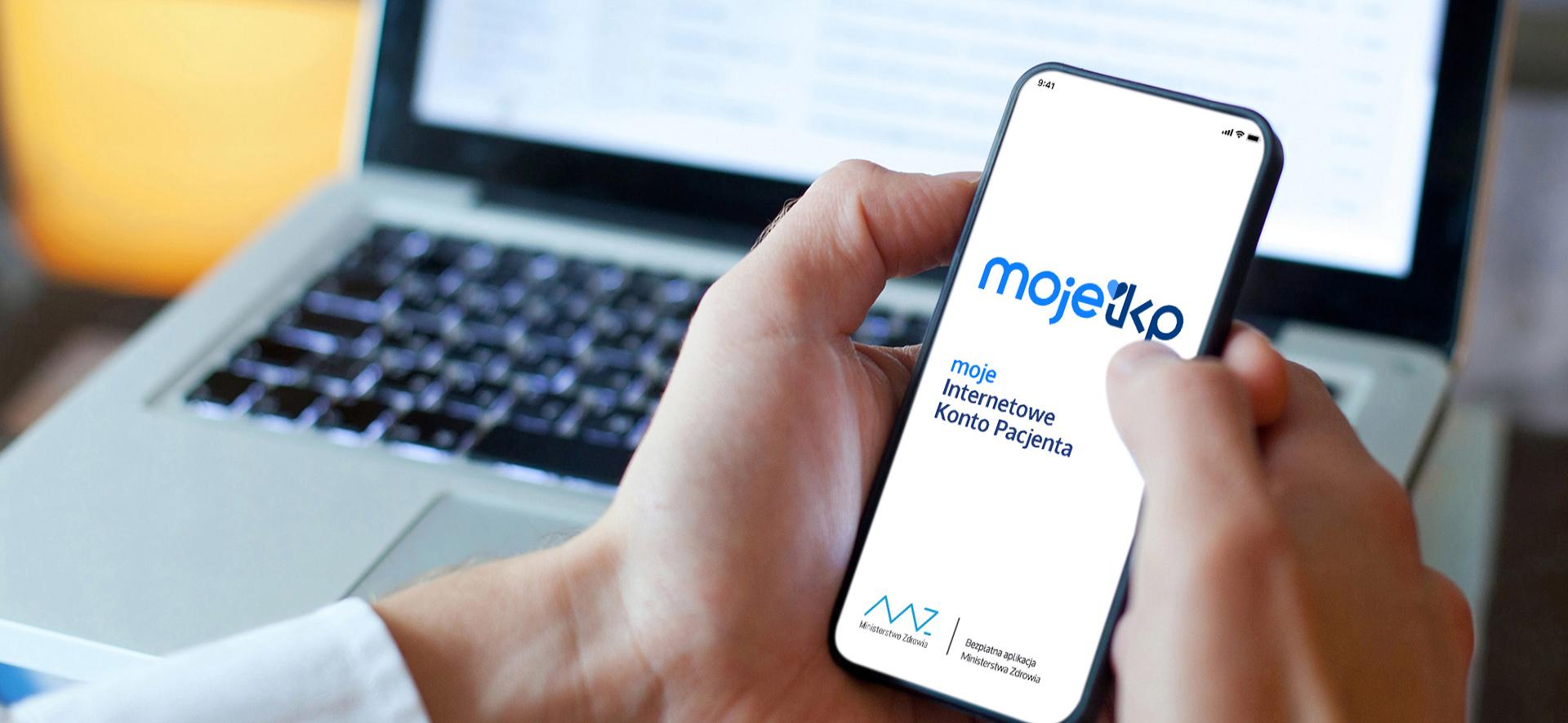 zdjęcie przedstawiające telefon z aplikacją