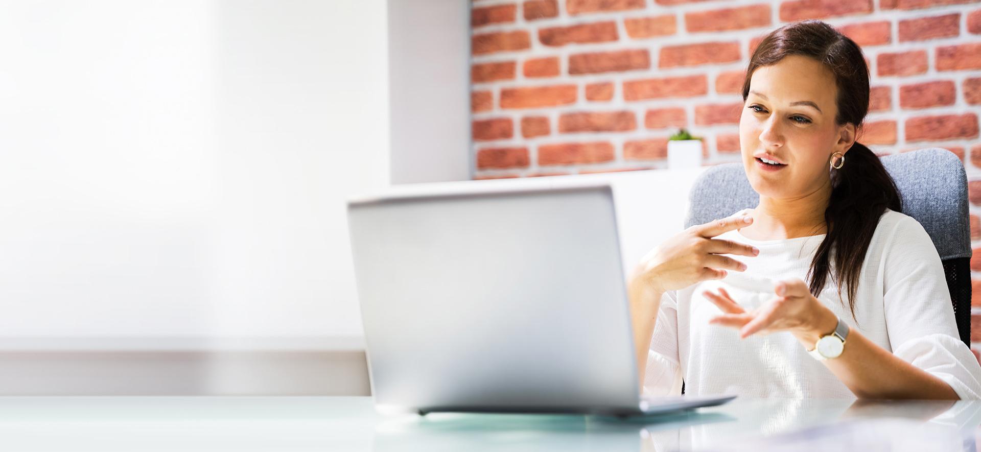 zdjęcie przedstawiające kobietę przed laptopem