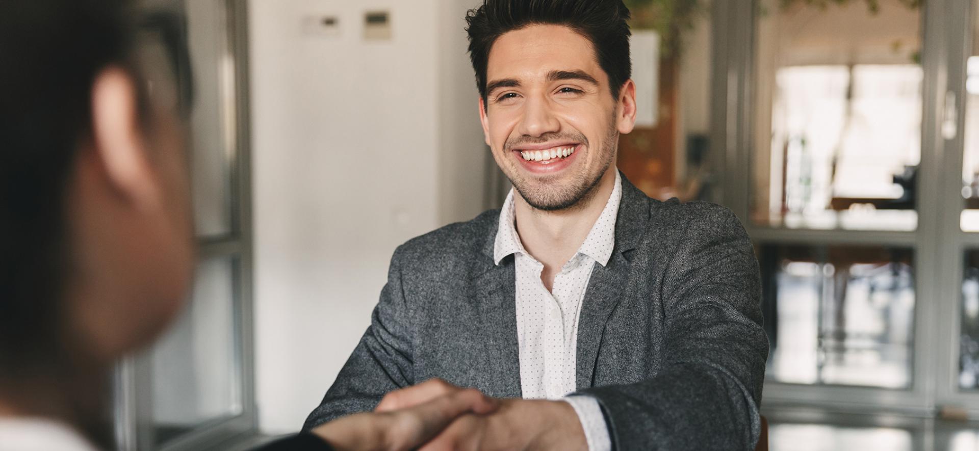 Uśmiechnięty mężczyzna