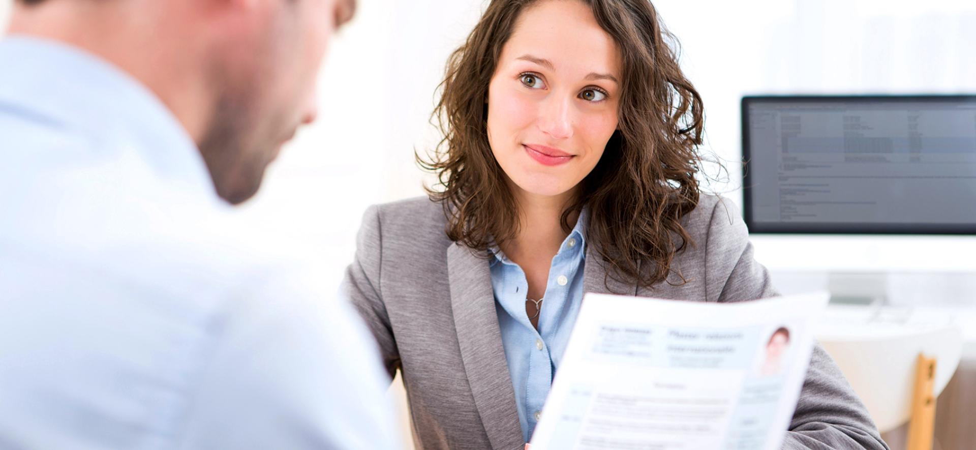 zdjęcie przedstawiające rozmowę kwalifikacyjną