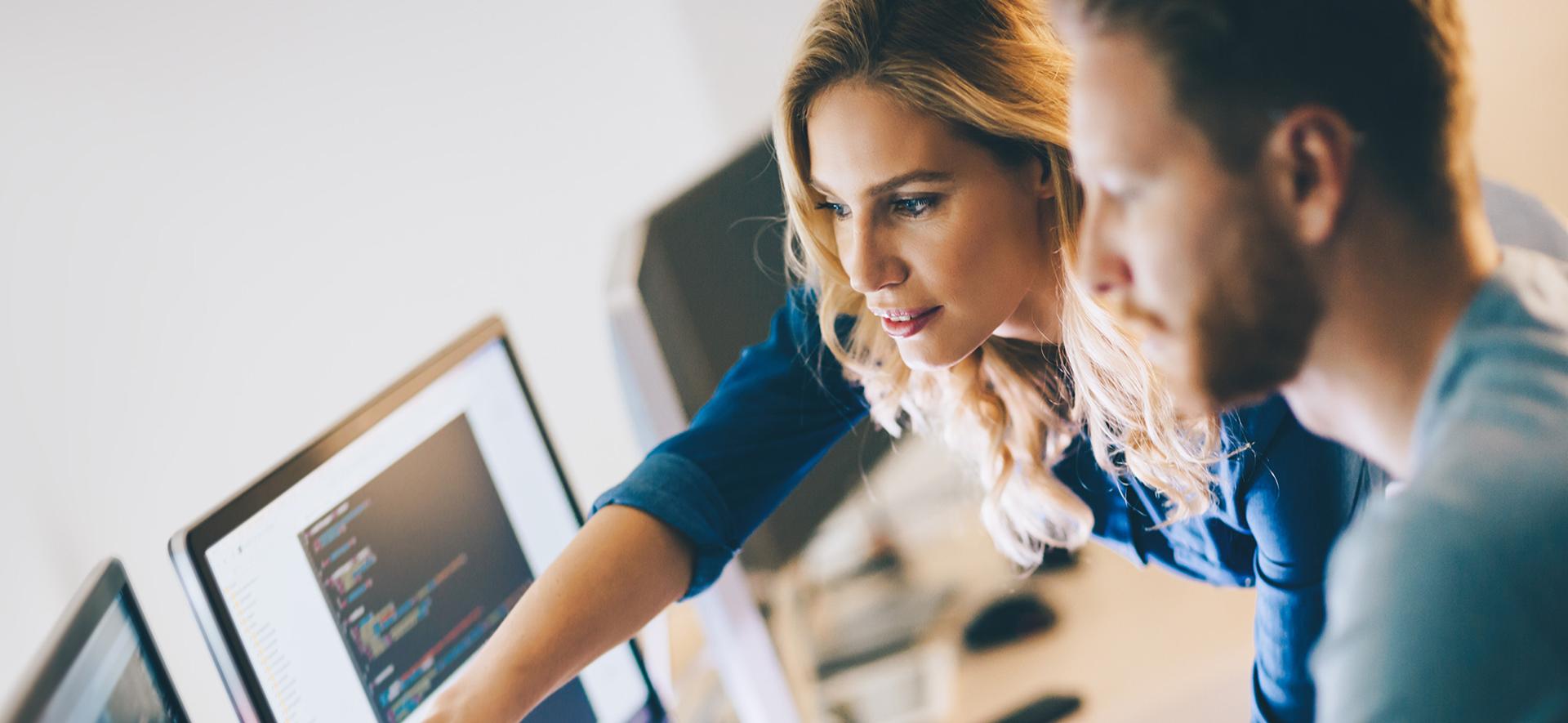 Dwoje młodych ludzi w czasie pracy