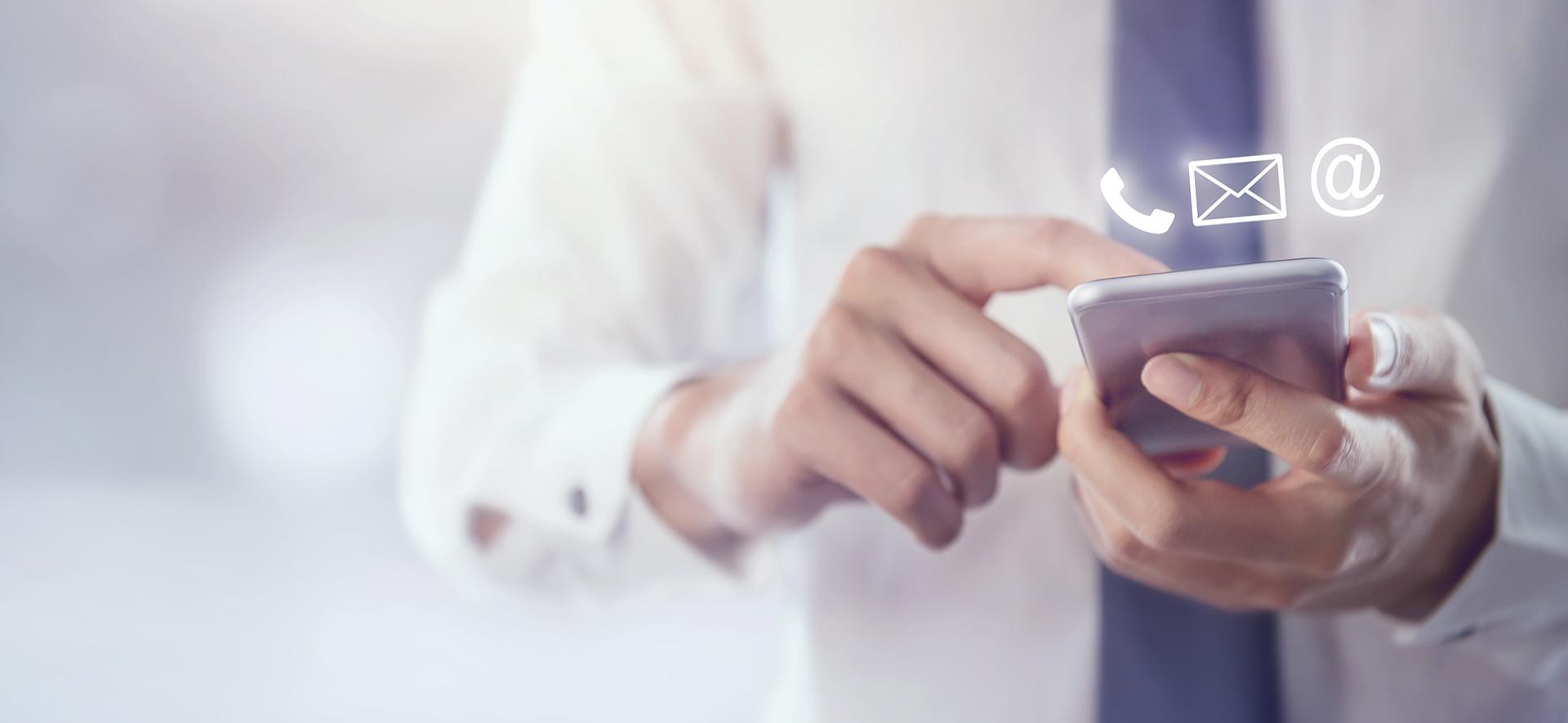 grafika obrazująca ideę kontaktu przy pomocy mediów elektronicznych