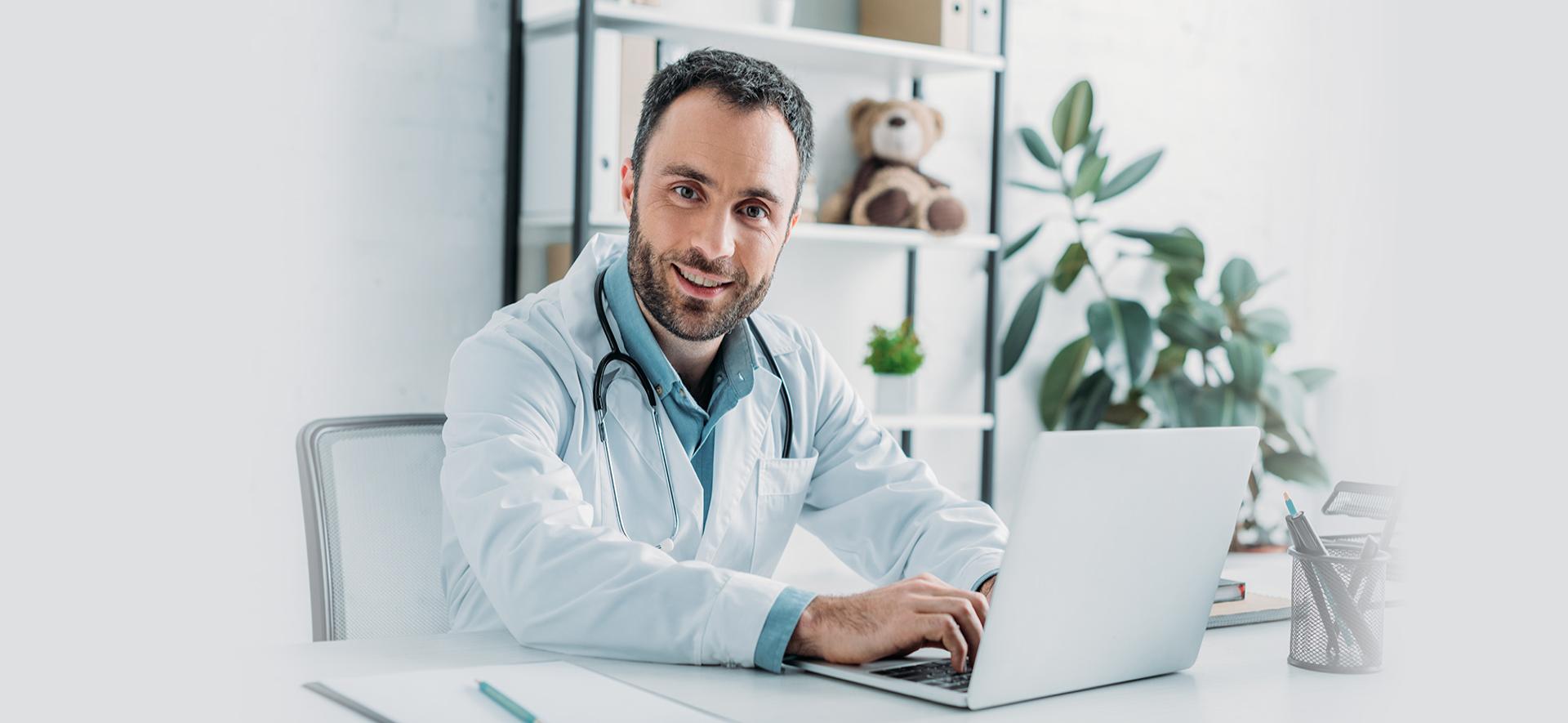 pracownik medyczny przy pracy