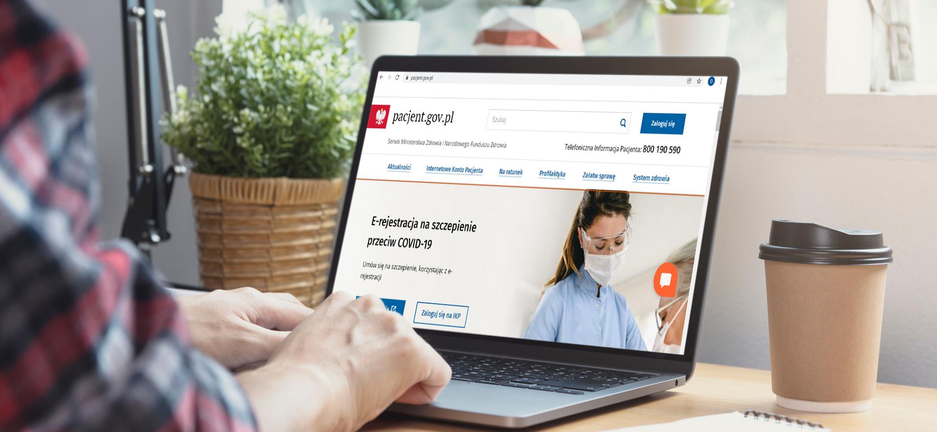 zdjęcie użytkownika przed laptopem