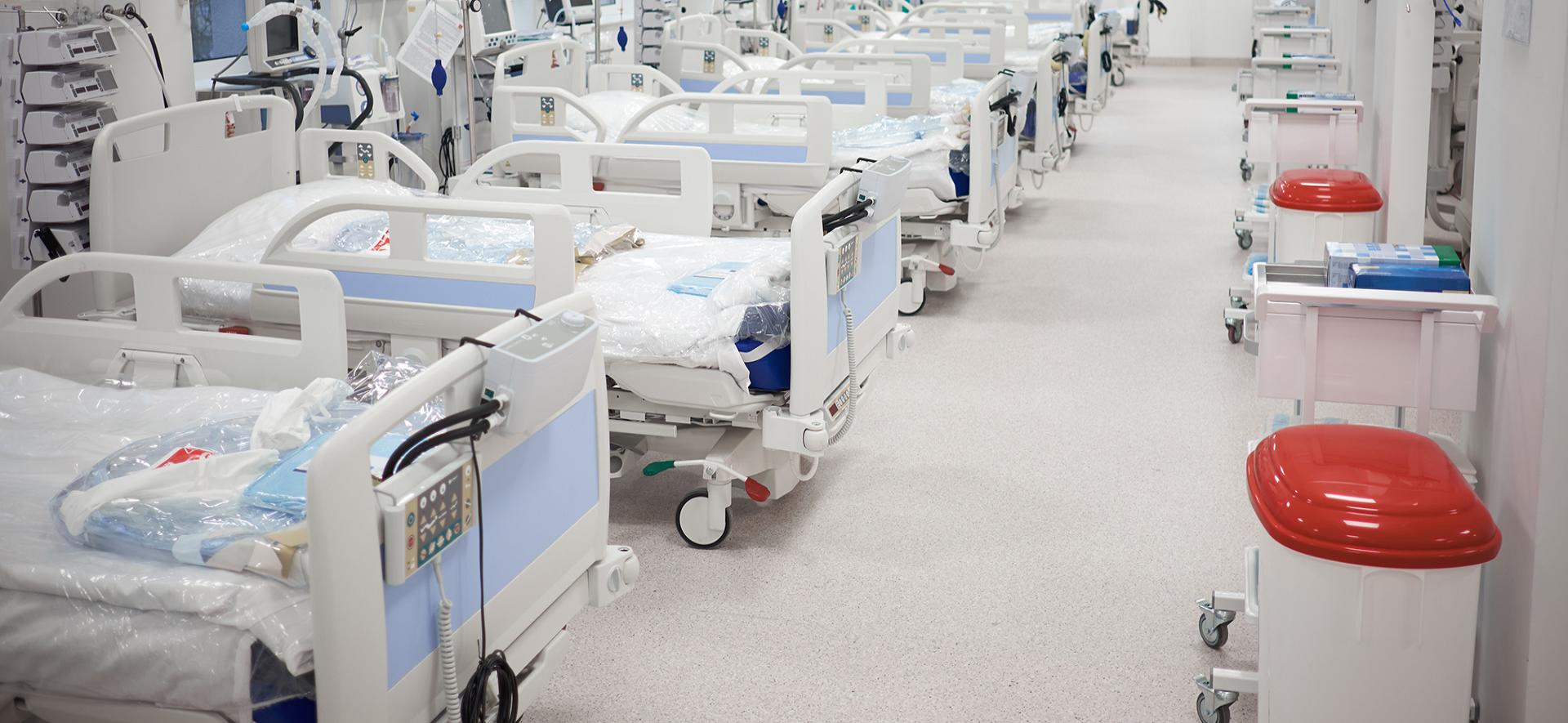zdjęcie przedstawiające łóżka szpitalne