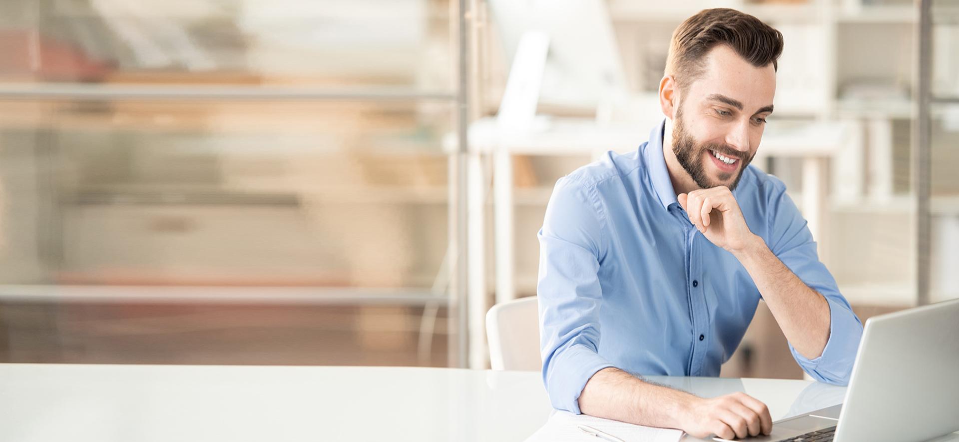 zdjęcie przedstawiające mężczyznę czytającego publikację