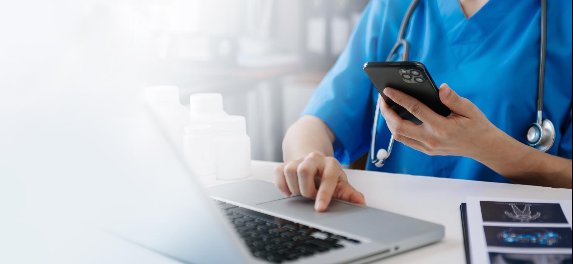 Lekarz pracujący na laptopie