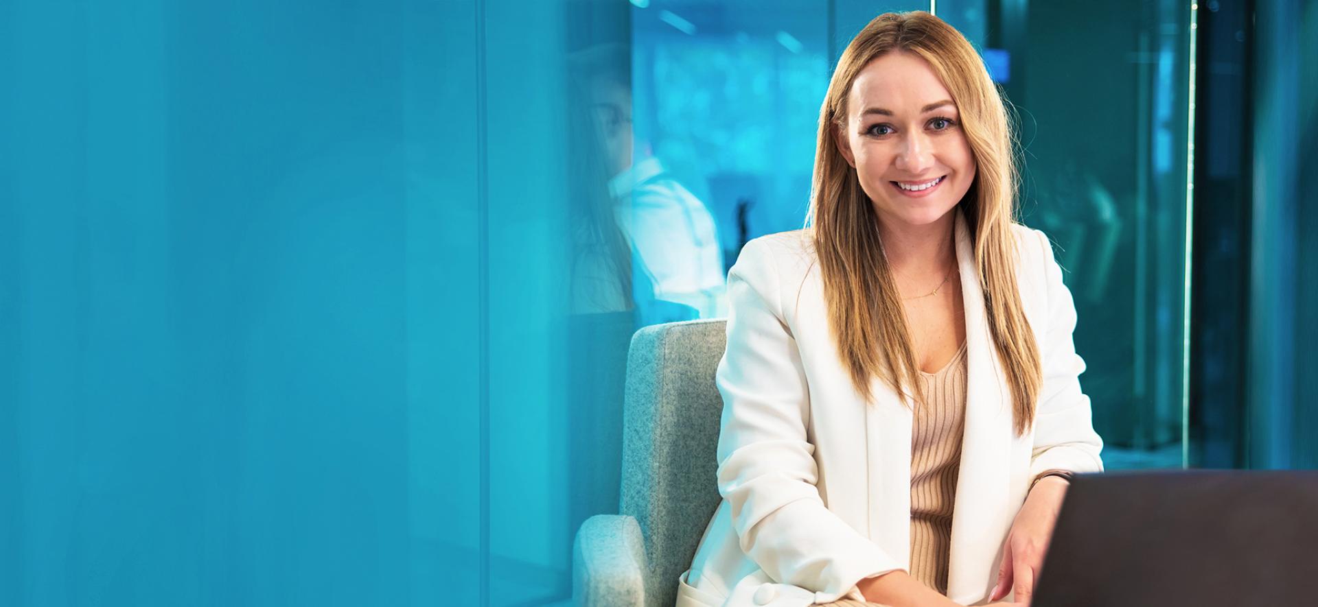 zdjęcie przedstawia kobietę siedzącą przy stole na krześle