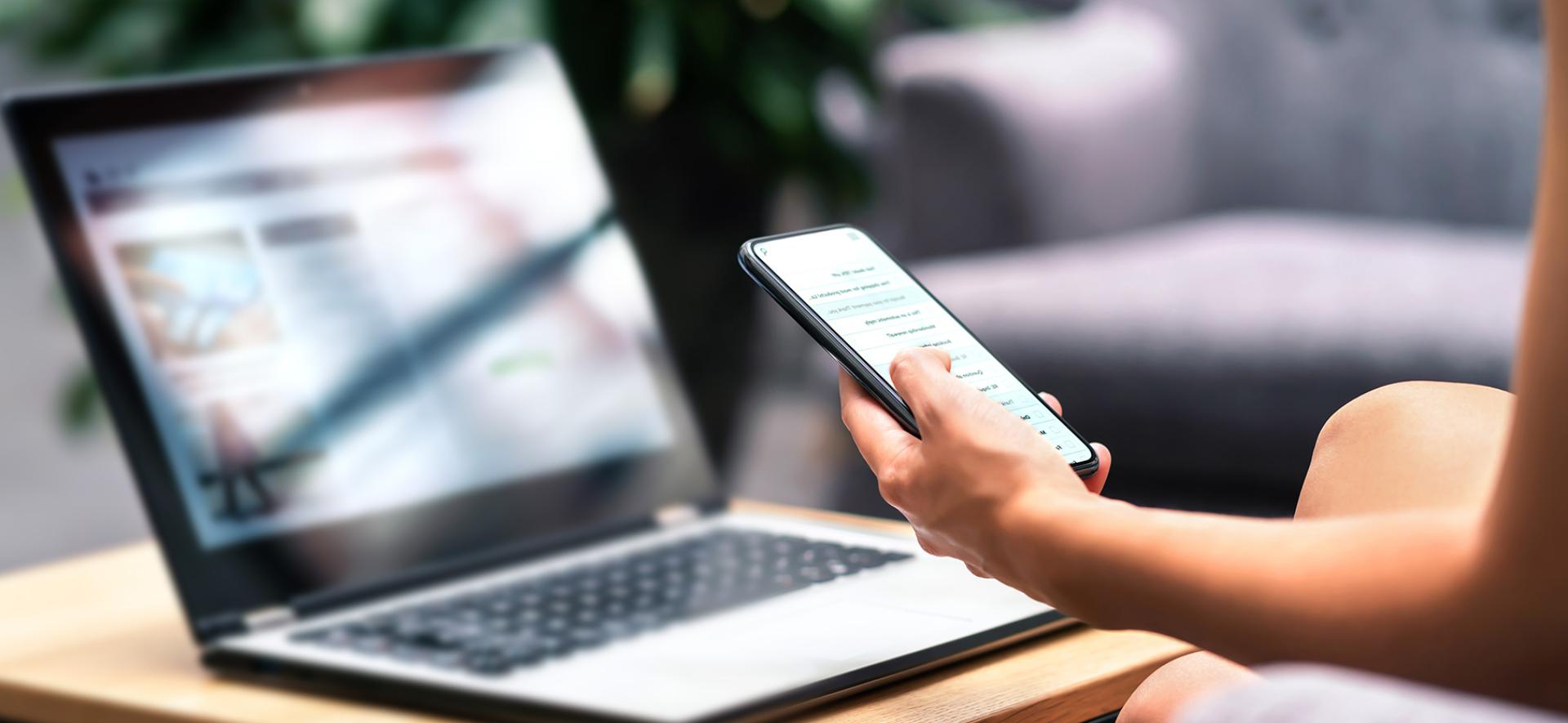 osoba szukająca danych kontaktowych na stronie internetowej