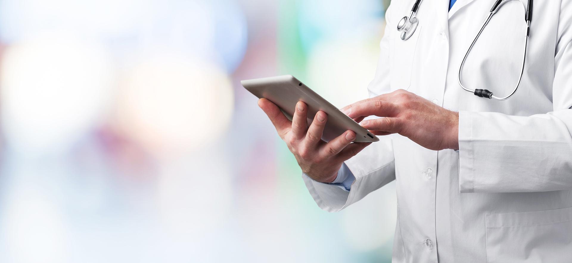 lekarz trzymający tablet w dłoni
