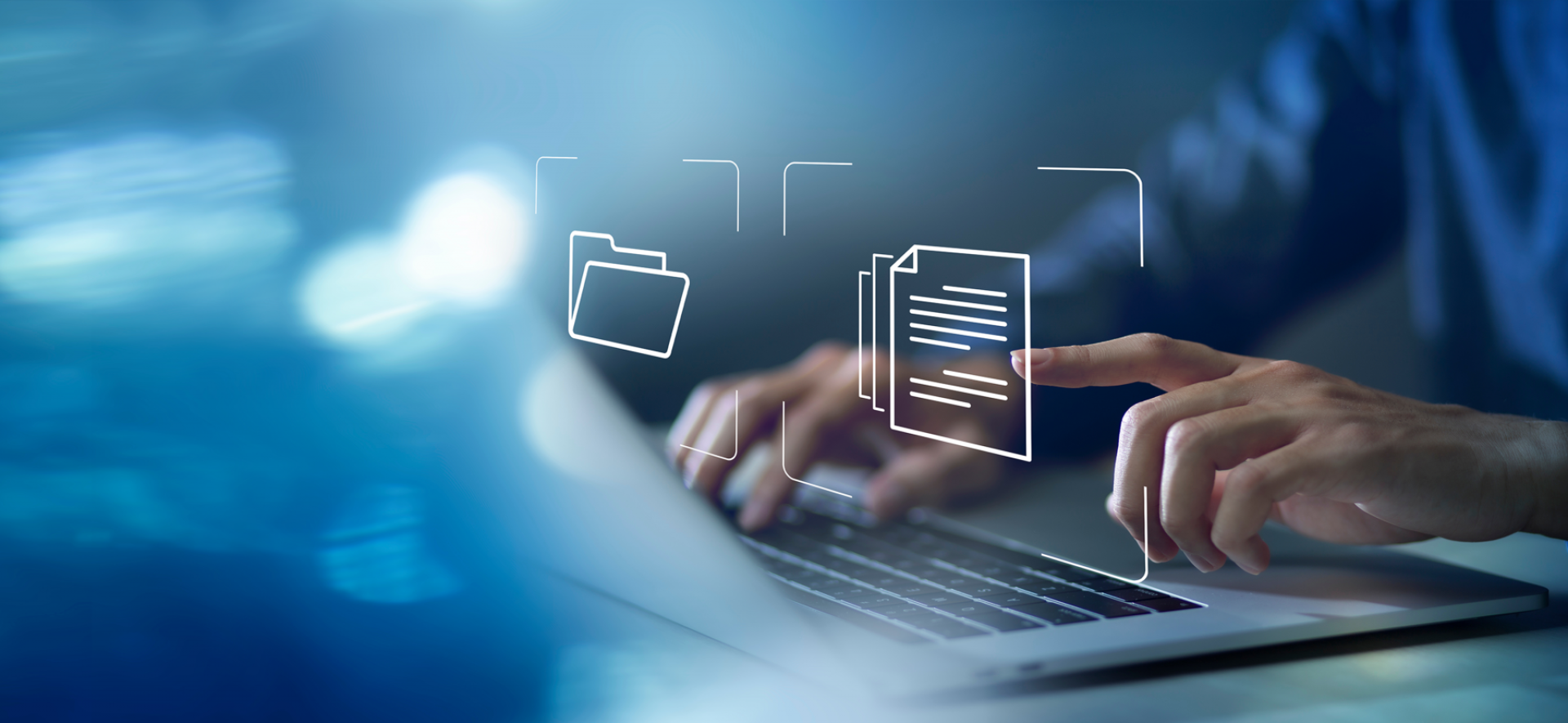 dłonie na klawiaturze