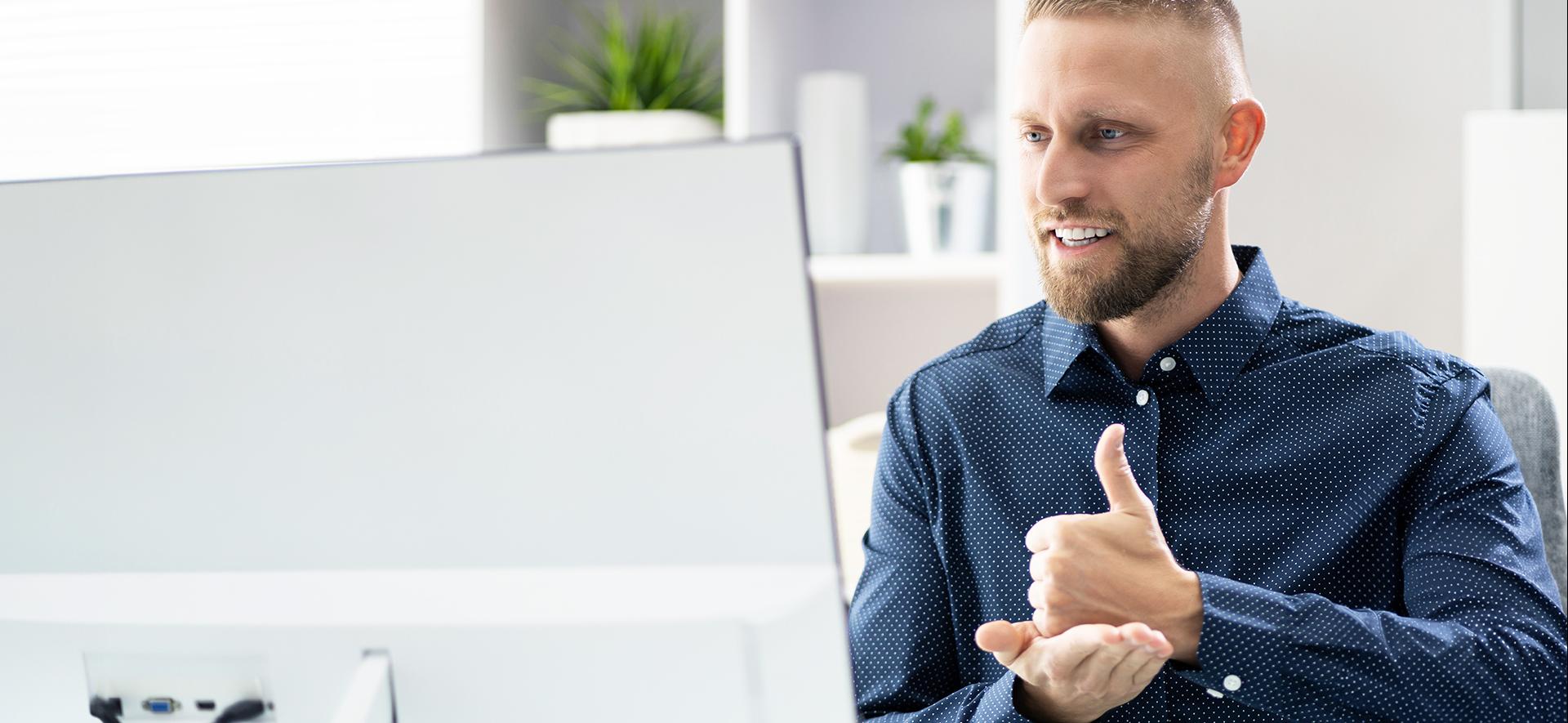 Mężczyzna przy komputerze