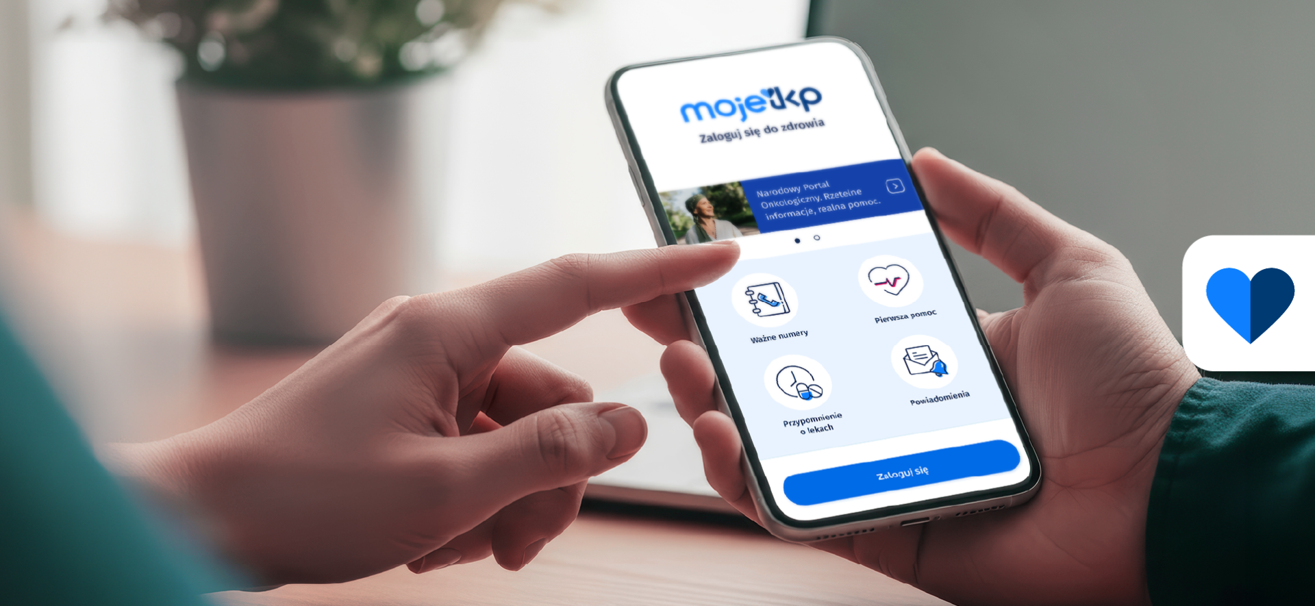 dłoń z telefonem z otwartą aplikacją mojeIKP