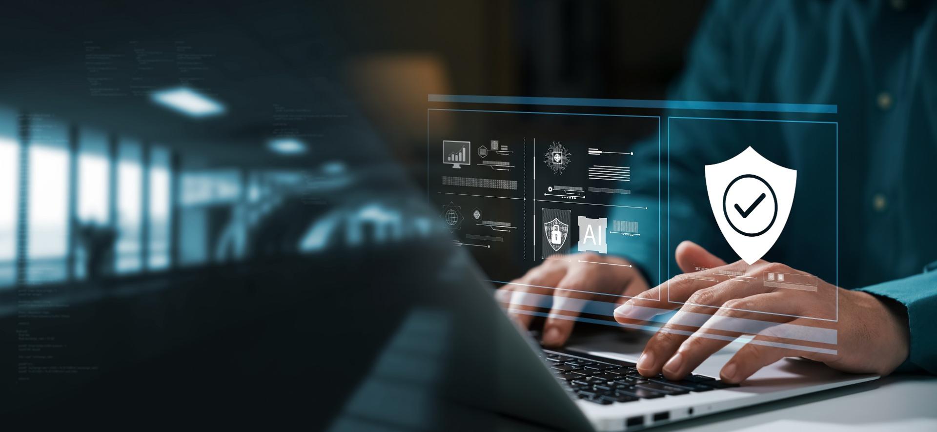 kadr na dłonie osoby pracującej na laptopie