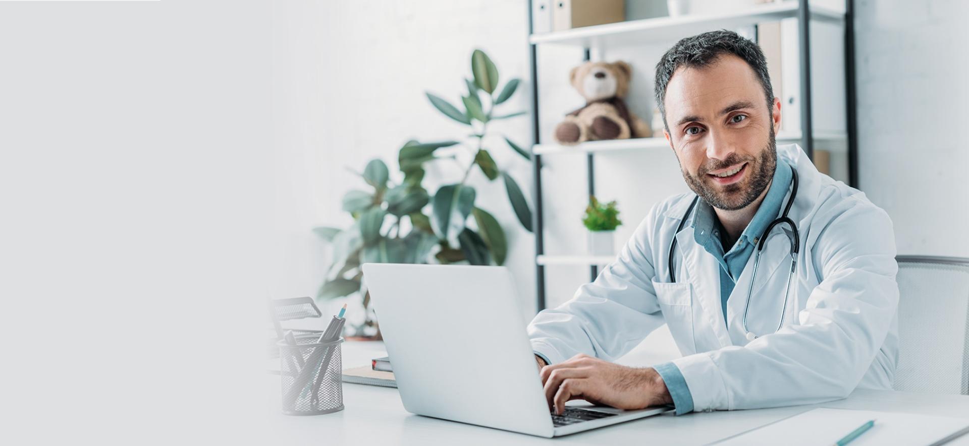 lekarz pracujący na laptopie