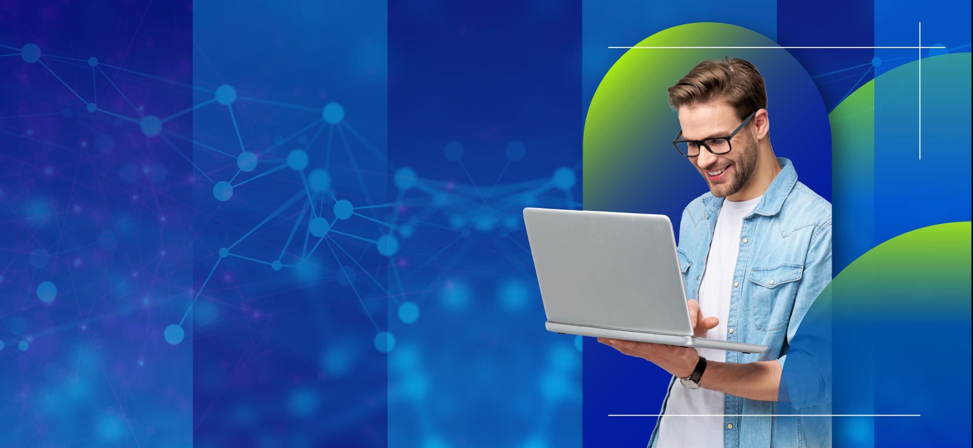 Pracownik przy komputerze