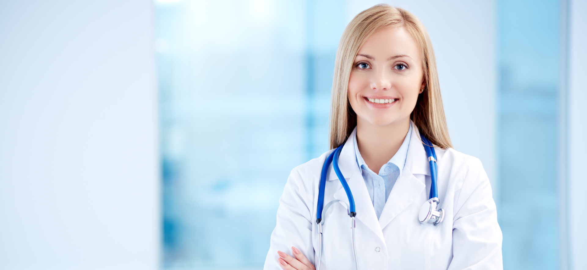 uśmiechnięta kobieta, lekarka