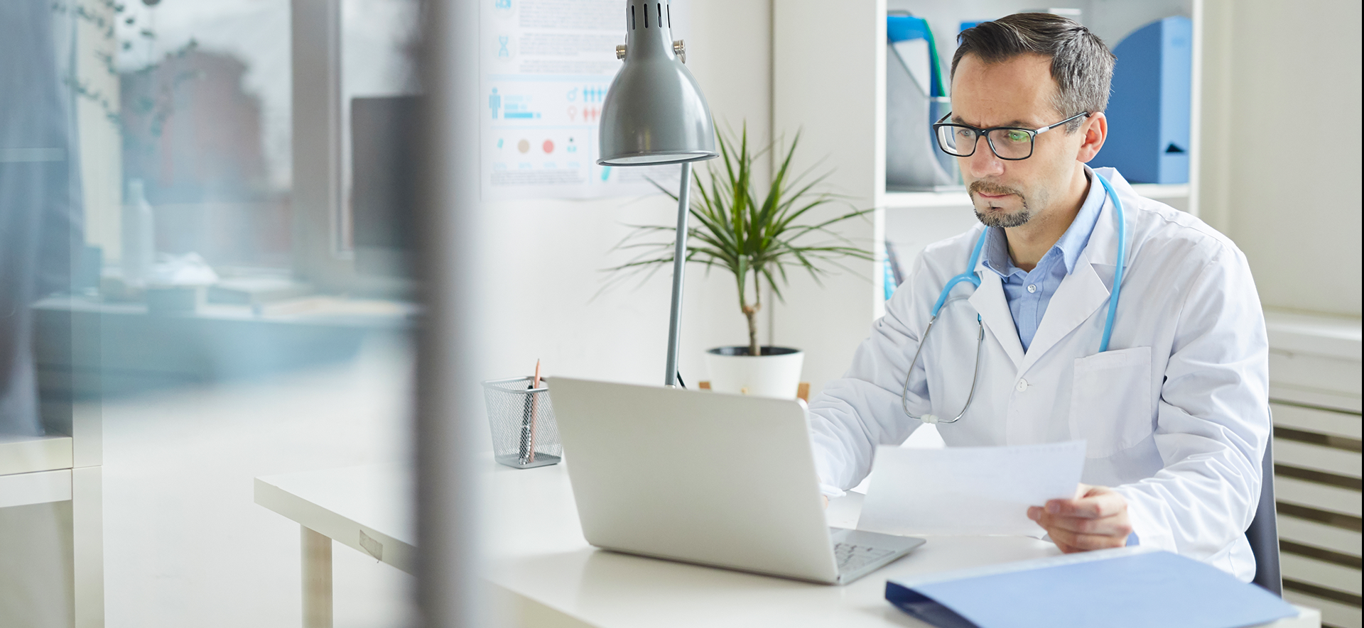 Lekarz POZ przy biurku