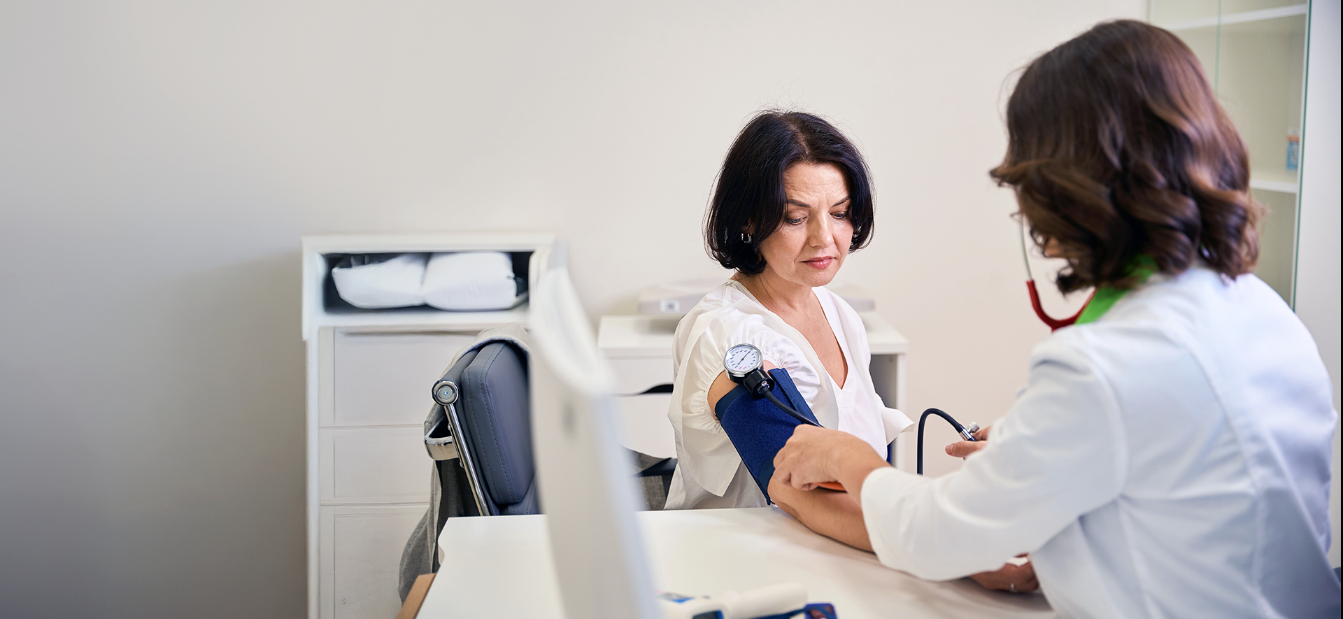 lekarka mierzy ciśnienie pacjentce