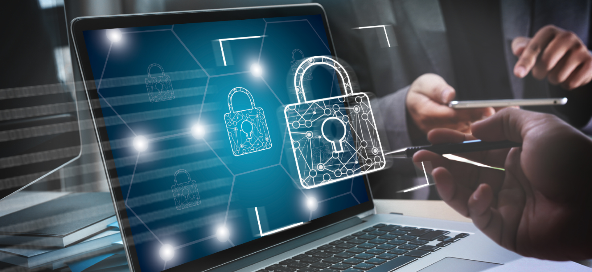 ręka wskazuje na cyfrową kłódkę wystającą z monitora 