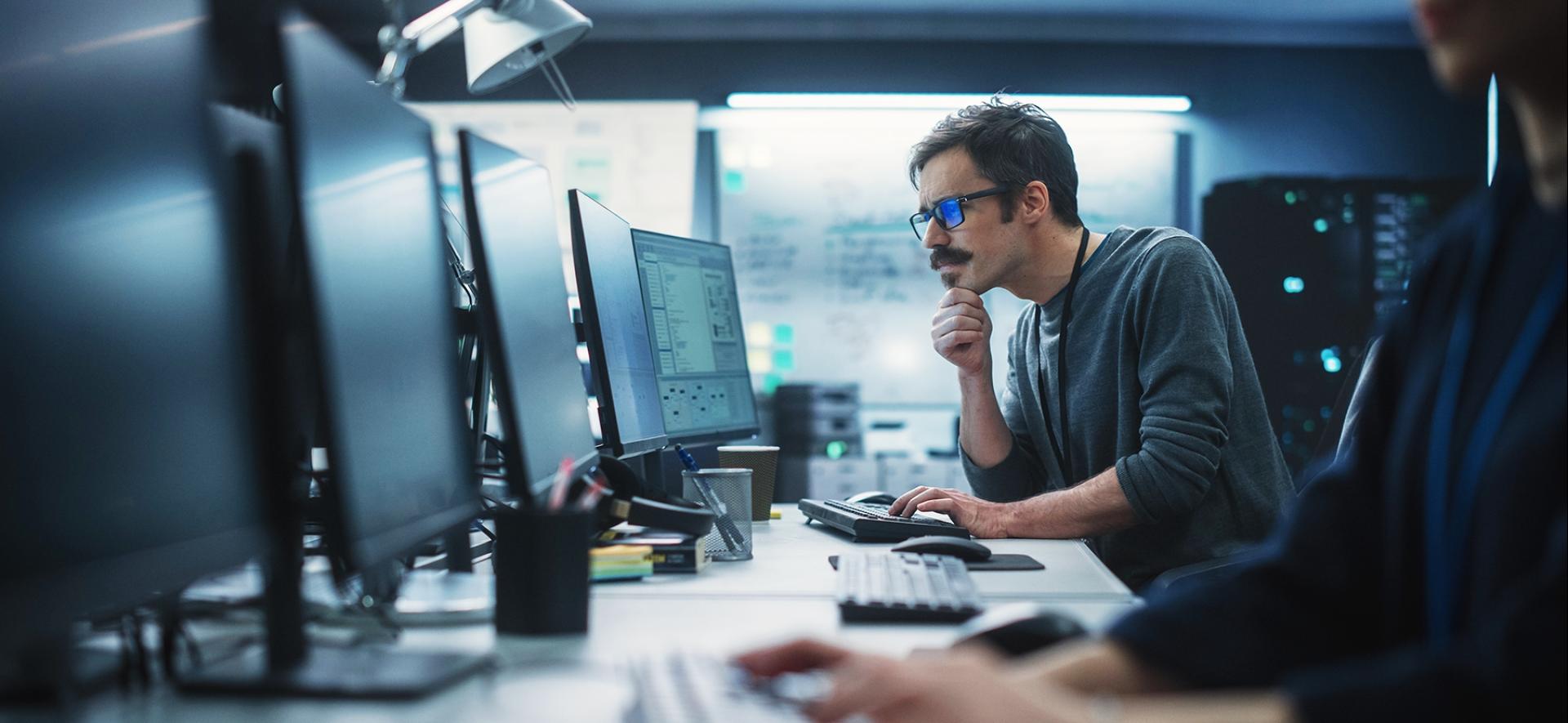 mężczyzna patrzący na monitor komputera