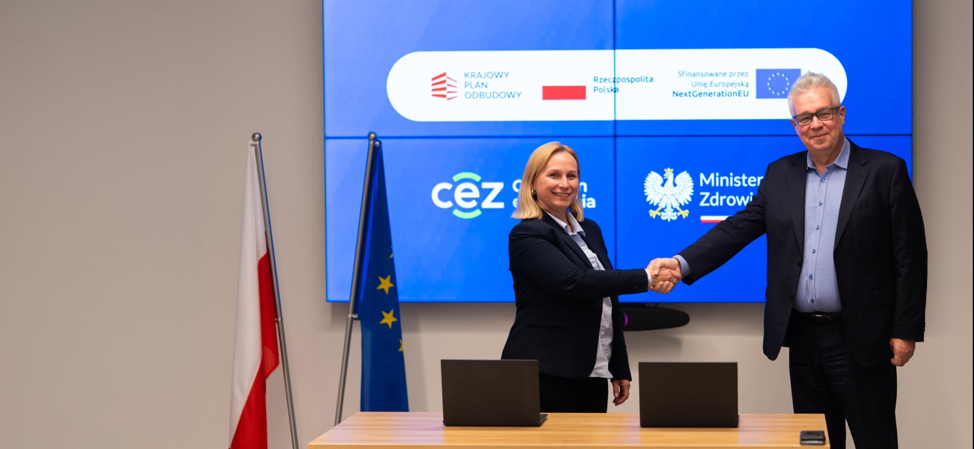 Uścisk dłoni dyrektor CeZ, Małgorzaty Olszewskiej i dyrektora Departamentu e-Zdrowia w Ministerstwie Zdrowia, Wojciecha Demediuka, po podpisaniu porozumienia.