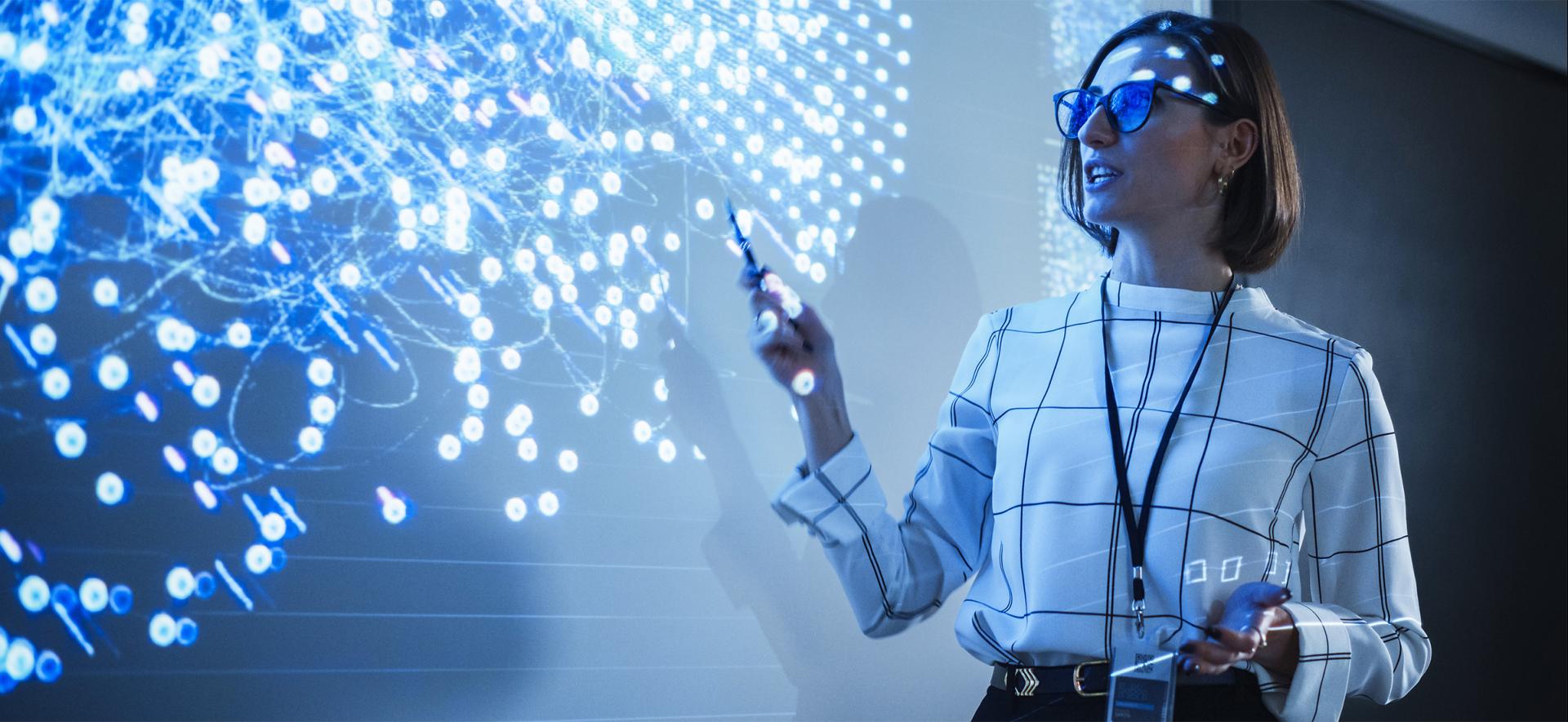 kobieta wskazująca na sieć świecących ikon