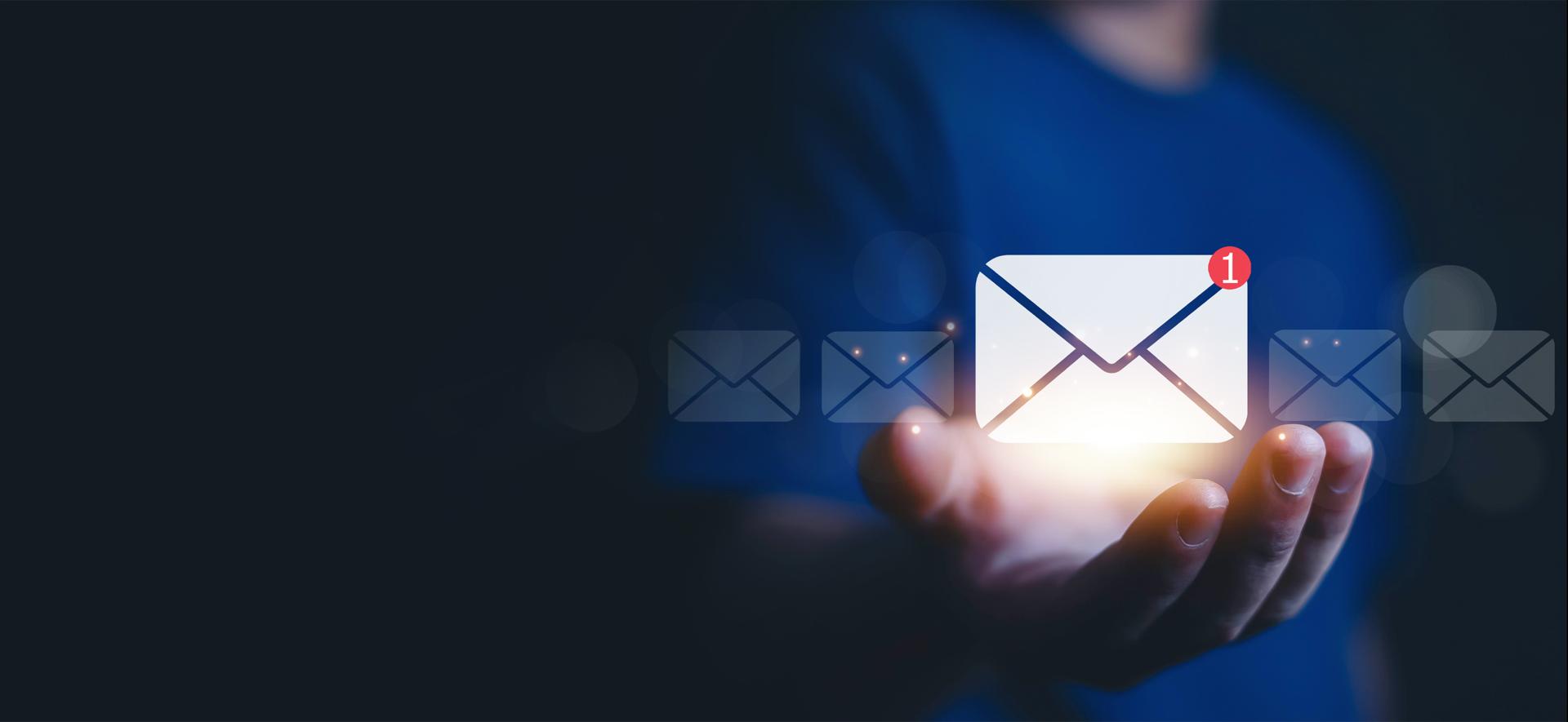 koperta lewitująca nad otwartą dłonią