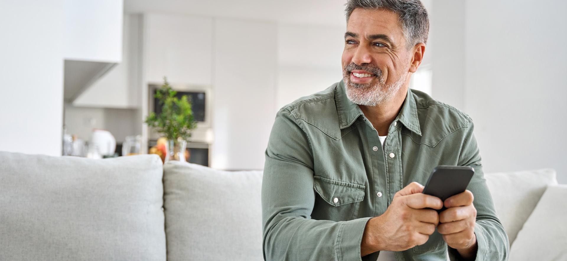 mężczyzna w średnim wieku z telefonem