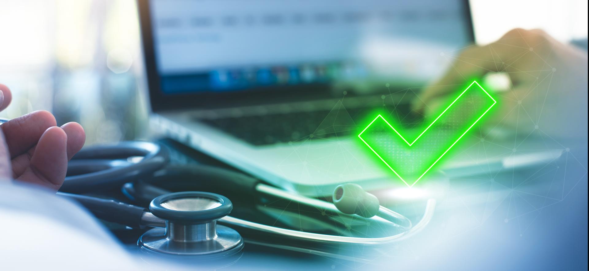 znak check unoszący się nad komputerem