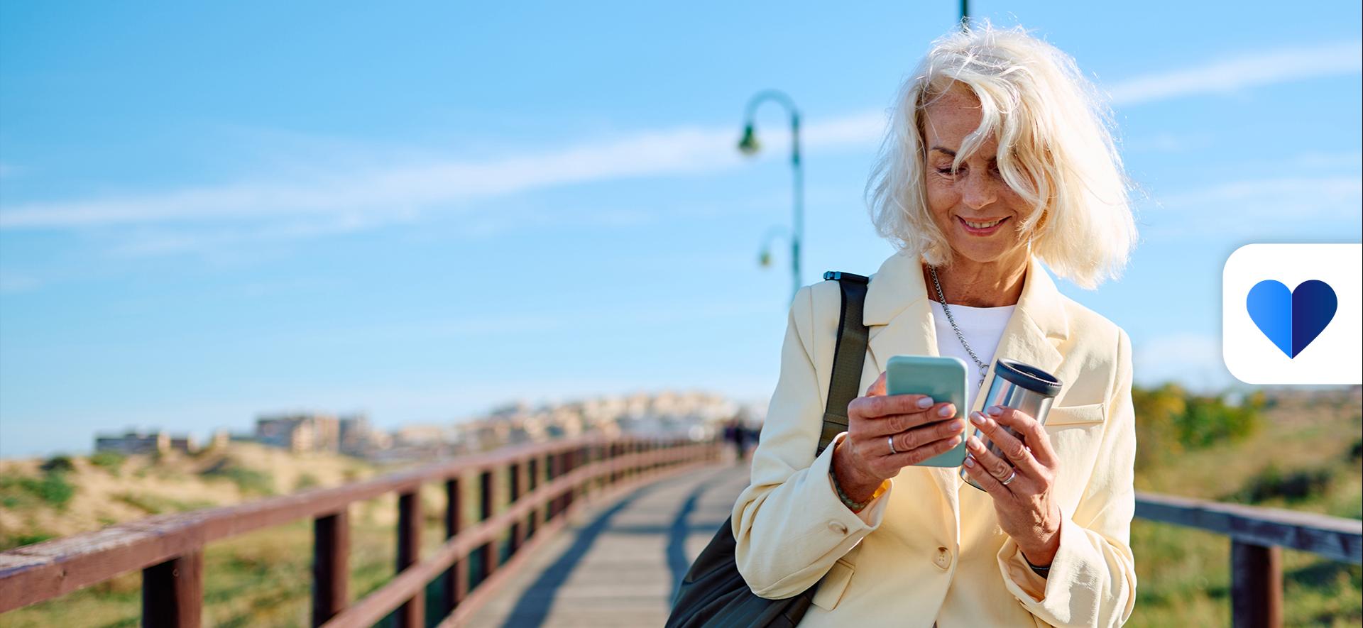 Kobieta korzystająca z aplikacji mojeIKP