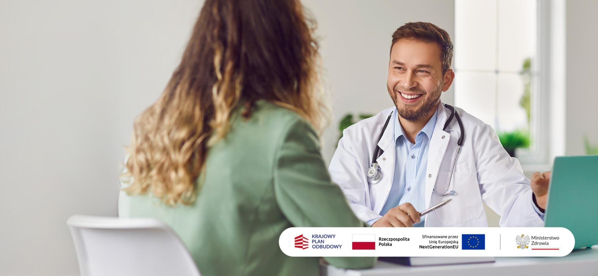 pacjentka siedzi przy biurku naprzeciwko lekarza 