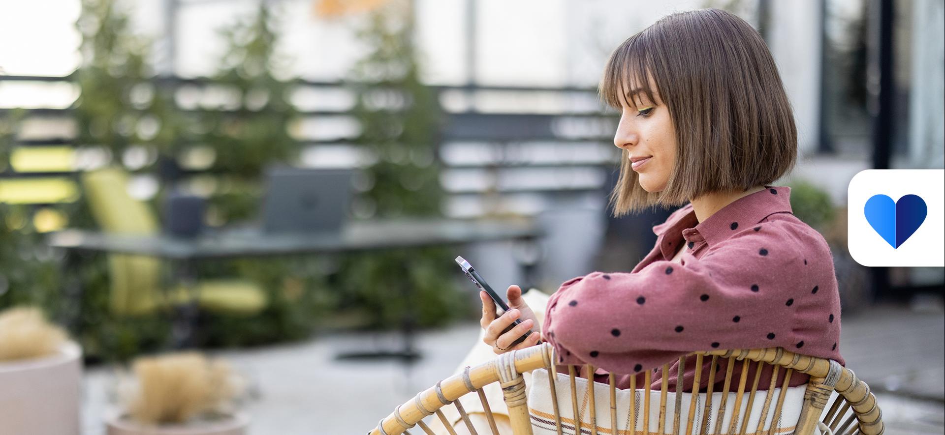 Kobieta korzysta z aplikacji mojeIKP