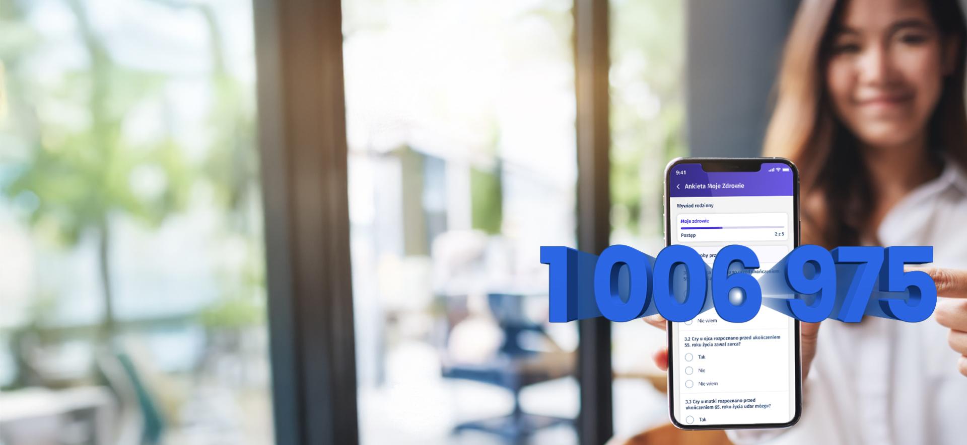 liczba 1006795 wystająca z ekranu telefonu trzymanego przez kobietę