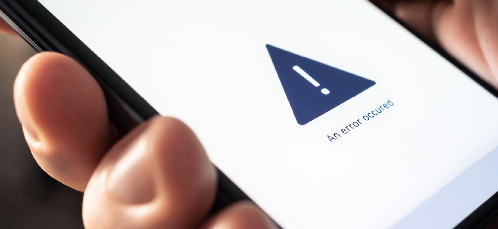 ręka trzyma smartfon, na którym jest wyświetlony komunikat o braku sieci