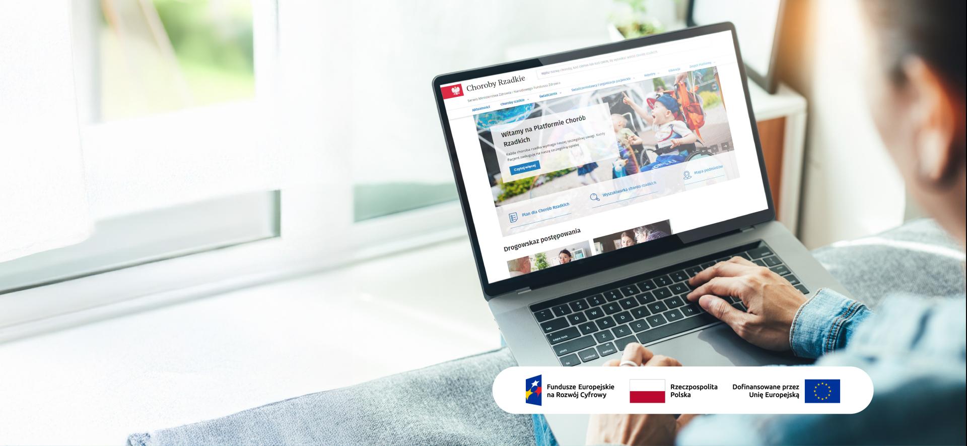 Kobieta patrzy w monitor laptopa, na ekranie portal Chorób Rzadkich