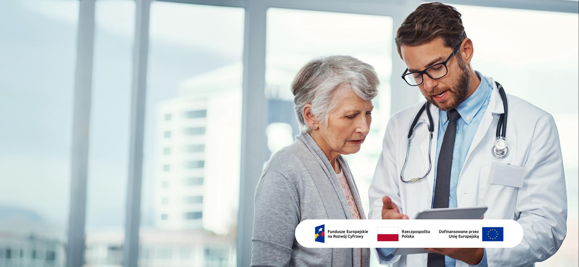 lekarz i kobieta patrzą na ekran 