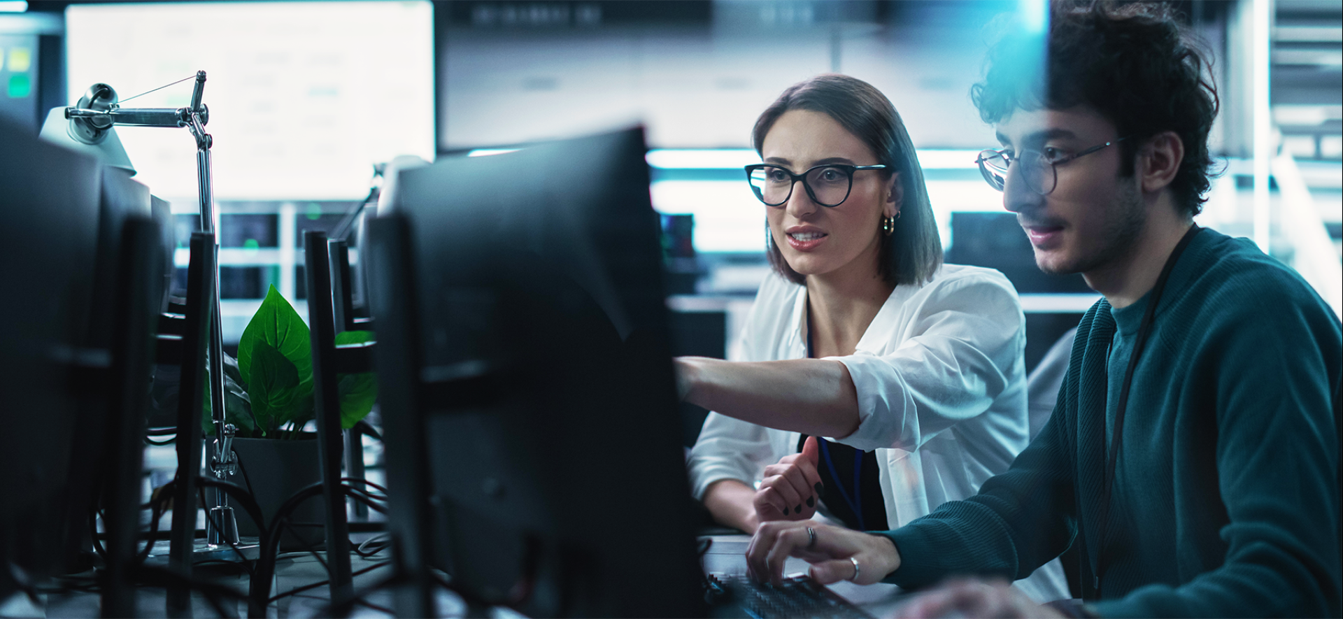 kobieta i mężczyzna pokazują sobie na monitor