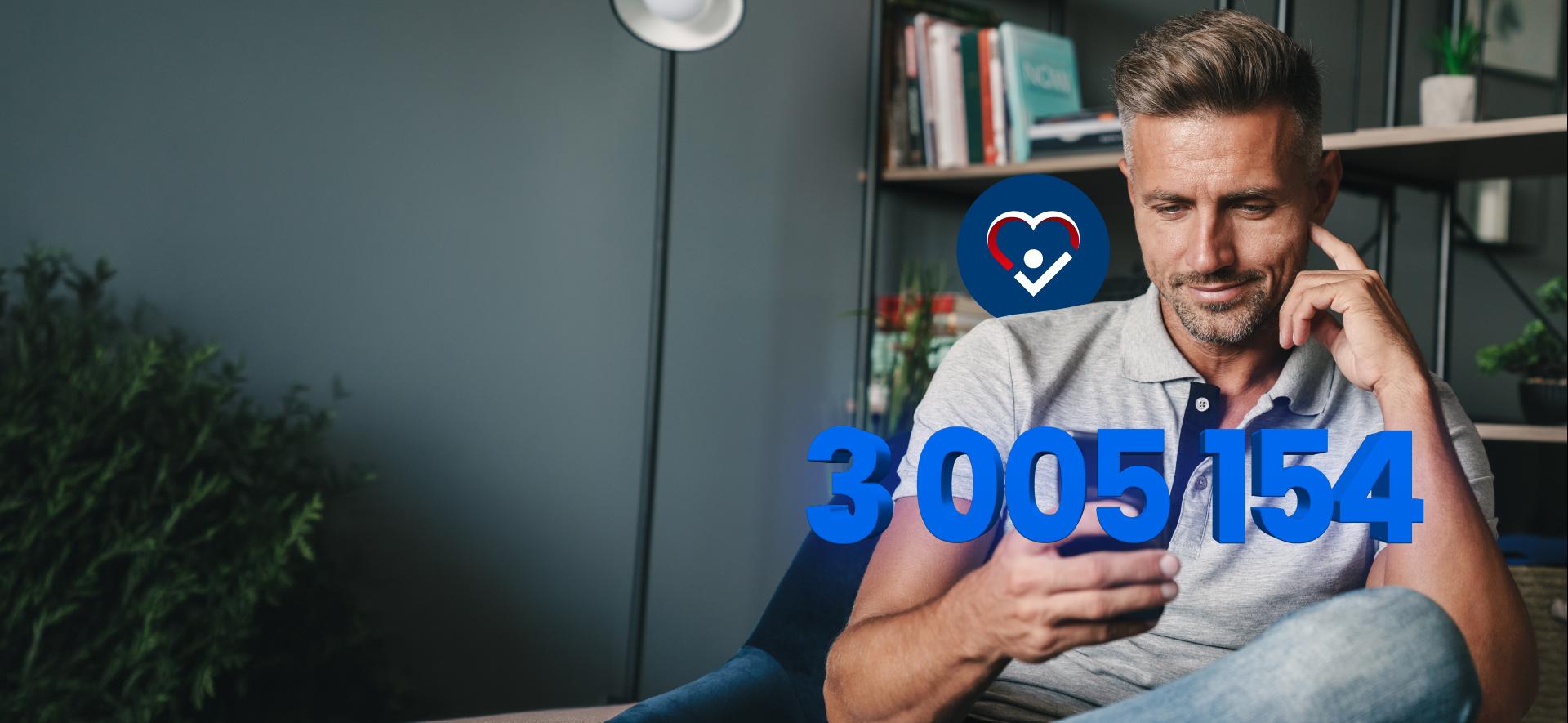 mężczyzna patrzy na ekran smartfona