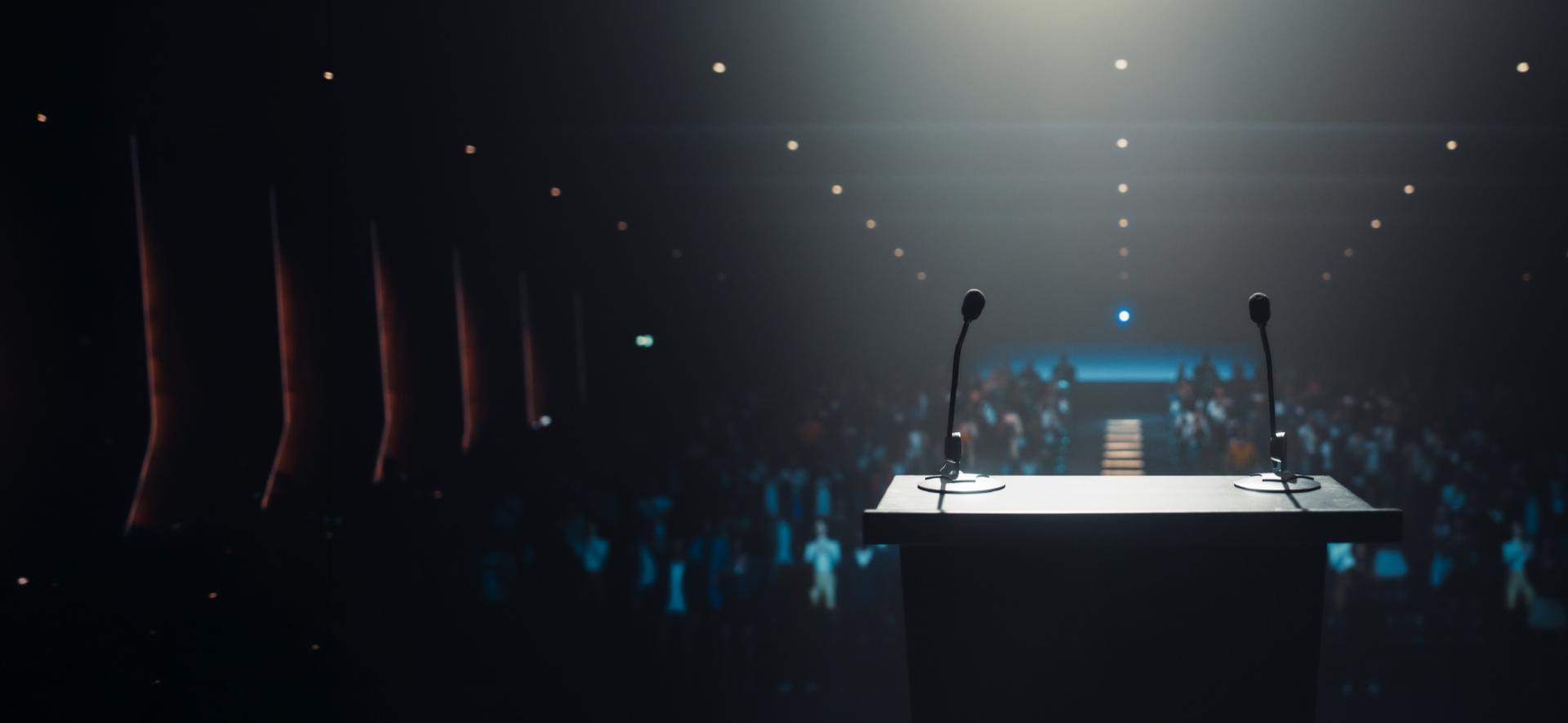 mównica i mikrofony