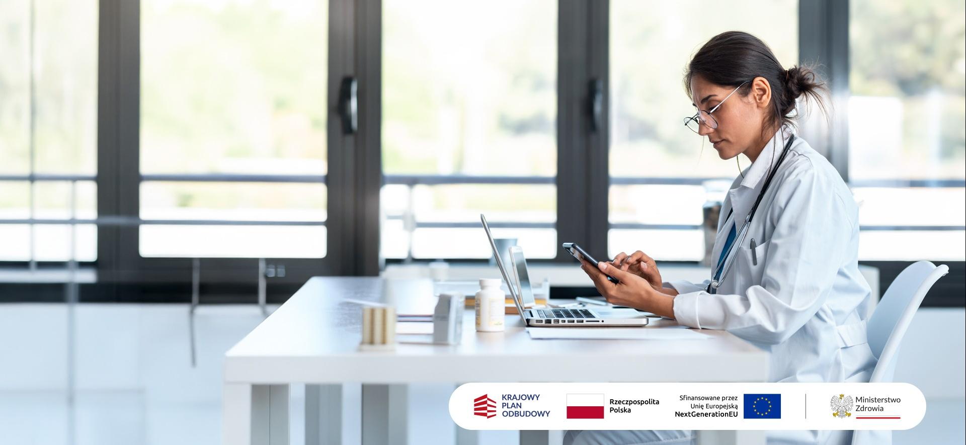 lekarka z laptopem i smartfonem