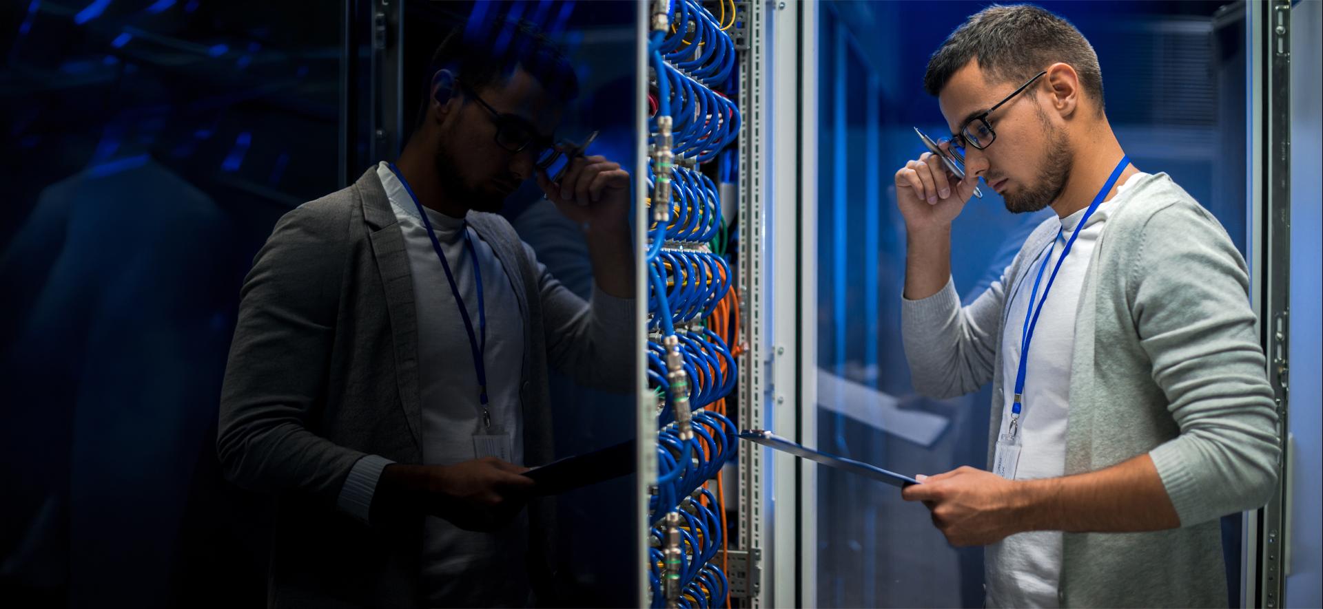 mężczyzna patrzy się na serwery