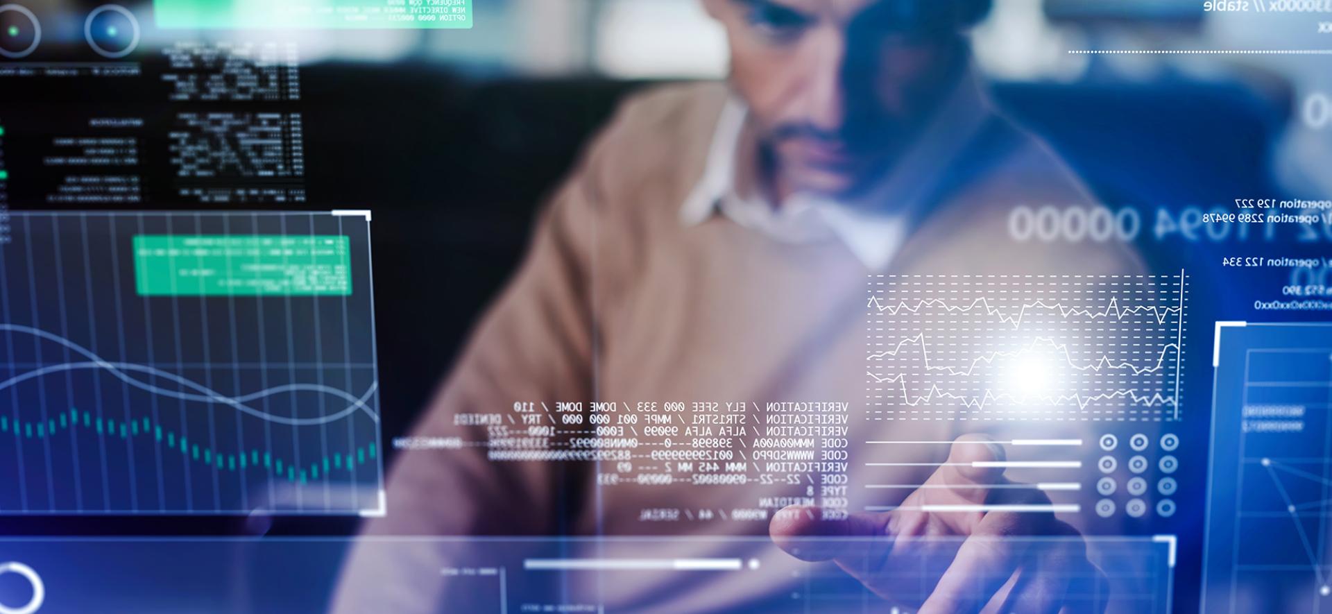 pracownik wskazujący drugiemu pracownikowi coś na ekranie komputera