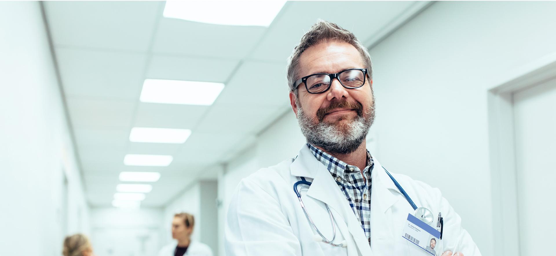 Lekarz na korytarzu szpitala